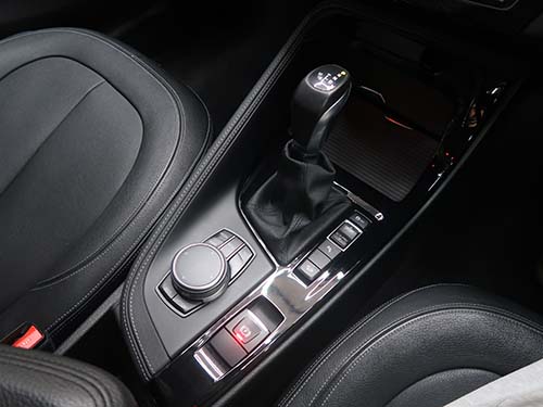 BMW X1 F48 車両動き出し注意 対策