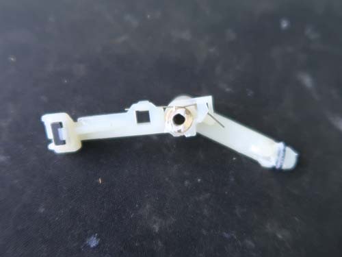 ギアセレクタースイッチボックス内部に組み込まれている金属バネの金属疲労による破損