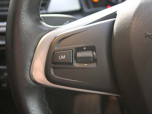 LIM（スピードリミッター）スイッチのみが装着されている