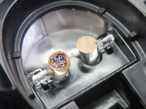 チップLED付近のアクリルが茶色く変色している