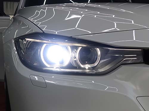 前期モデルのBMW 3シリーズツーリング F31 ヘッドライト LEDバルブを装着
