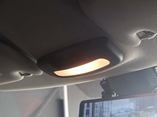 標準状態では 前後ルームライトとも電球仕様