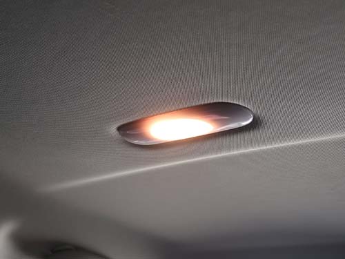 標準状態では 前後ルームライトとも電球仕様