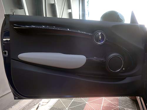 エキサイトメントパッケージ装着車のドア内張アインビエントライト発光は控えめな演出