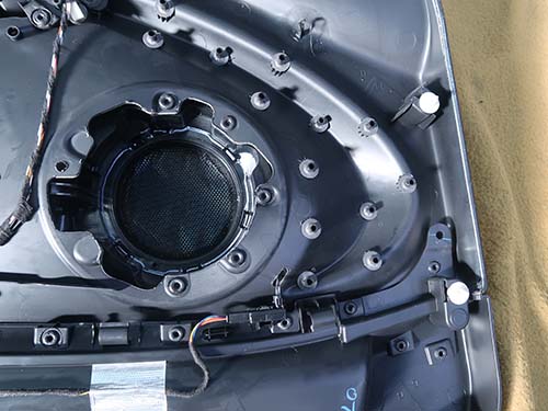 ドア内張の装飾パネルをアンビエントライト対応パネルへ交換