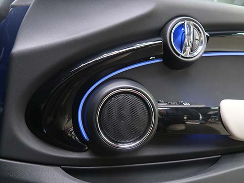 MINI純正パーツを使用し純正配線ルートに沿ったスマートな施工