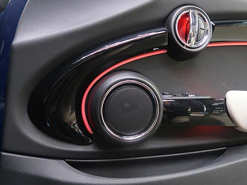 MINI純正パーツを使用し純正配線ルートに沿ったスマートな施工