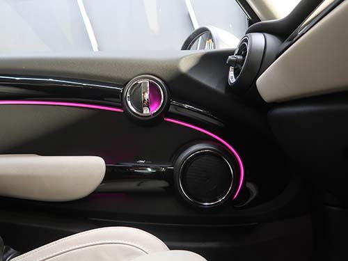 インナードアハンドル左右の装飾パネル下部がライン状に発光