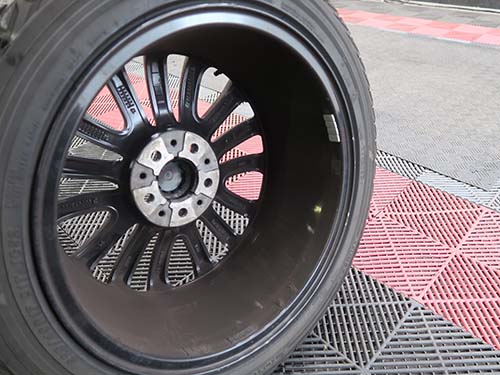 純正ブレーキパッドはダストの発生量が非常に多いという特徴