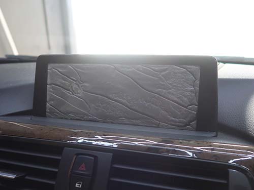 純正モニターの液晶内部に広範囲の気泡が発生