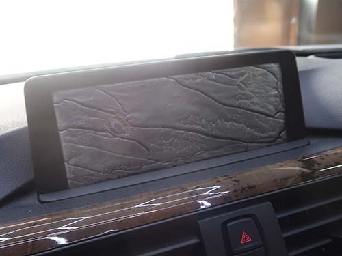 液晶パネルと表面ガラスの間に気泡やクラックが発生