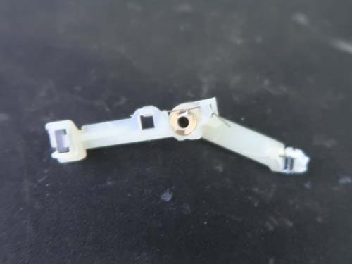 金属バネの金属疲労による変形・折損が原因