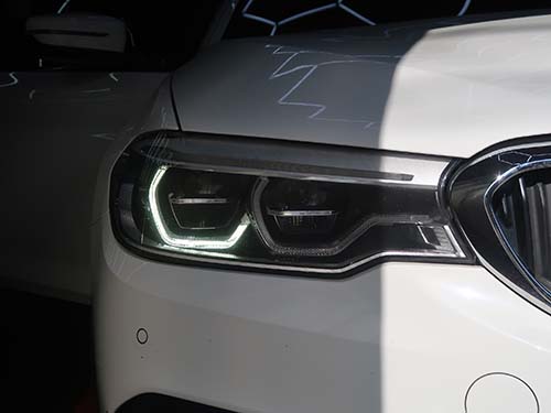 一般的にはヘッドライトASSY交換が案内される不具合