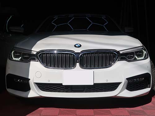 両側ヘッドライトの内側デイライトが茶色く変色し、明らかに暗い状態