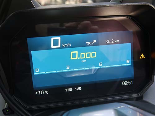 標準状態ではシンプルなデジタルスピード表示のみのメーターデザイン