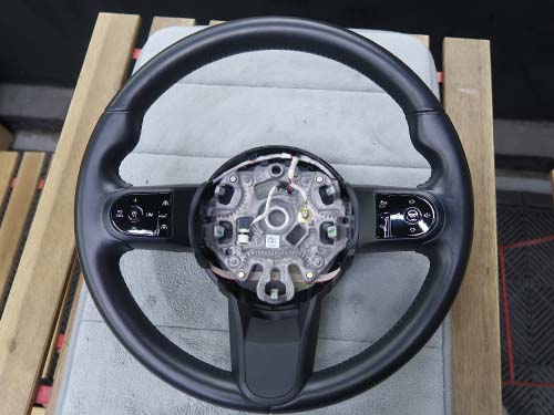 2021年3月製造以降のF系MINIでは、ステアリングスイッチがフラットタイプ(タッチ式)へ変更