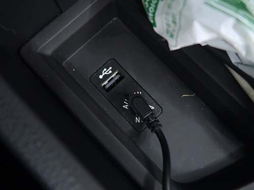 フロントAUX入力で音声出力