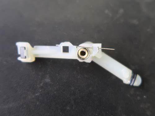 原因は、金属バネの金属疲労による変形・折損