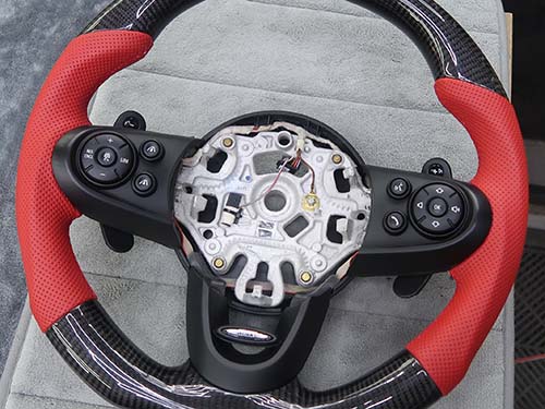 レザー色、ステッチ、センターマーク、カーボン仕様などを自由に組み合わせ、世界に一つだけのステアリングを作り上げることが可能