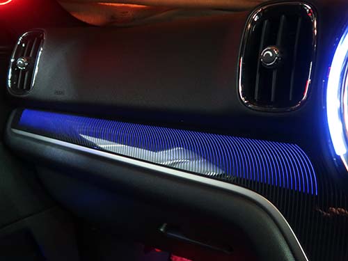 純正アンビエントライトカラーと連動してカラーチェンジが可能