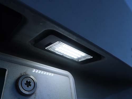 RAIKO製LEDナンバー灯ユニット(LLU001)へ交換