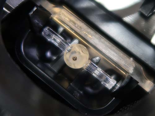 3つのLEDが搭載されており発光させるLEDや照度制御が異なる可能性