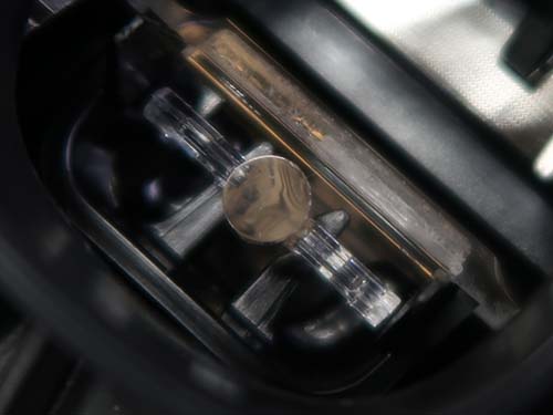 焼損部分を慎重に切削し、光沢のある平滑面へと仕上げ