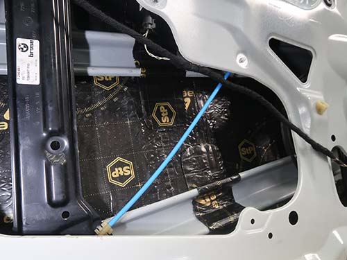 ドアのビビり音抑制