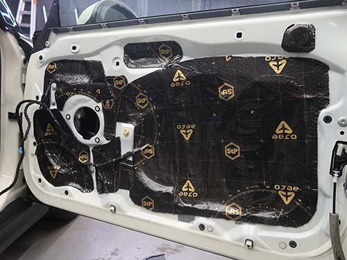 ドアのデッドニング作業も同時に実施