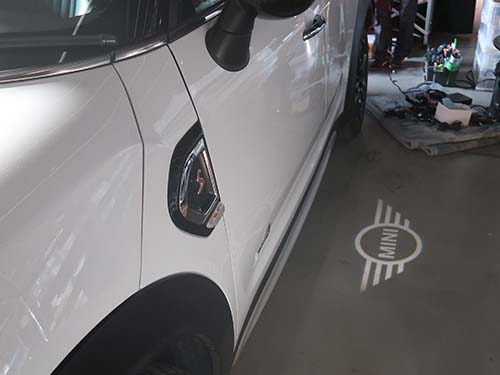 ミニ クロスオーバー F60 MINIロゴプロジェクションを助手席ドアミラーへワンオフ装着