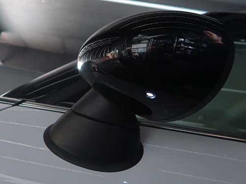 独自製作の専用治具を使用し、位置ズレや照射角度のブレを防止