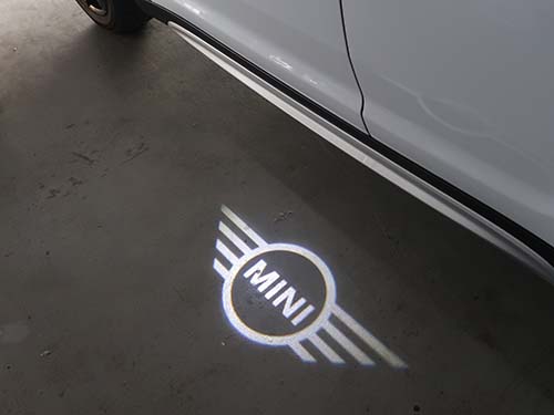 助手席ドアミラーへMINIロゴプロジェクション装着