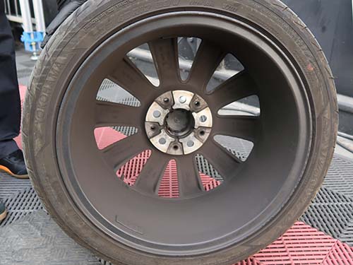 ブレーキダストの発生量が非常に多く、ホイールがすぐ黒く汚れる