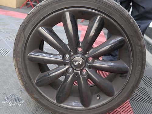 ブレーキダストの発生量が非常に多く、ホイールがすぐ黒く汚れる