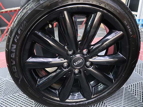 ホイールを取り外したタイミングで裏側まで徹底洗浄