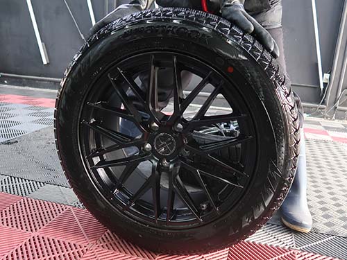 ホイールを外すタイミングで裏側まで専用クリーナー洗浄