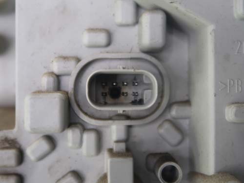 テールライト側の端子が真っ黒に焦げ