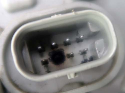 電流集中によって発熱し、端子が焦げたりコネクターが溶けてしまう