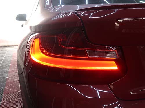 助手席側テールライトのすべての灯火が正常点灯