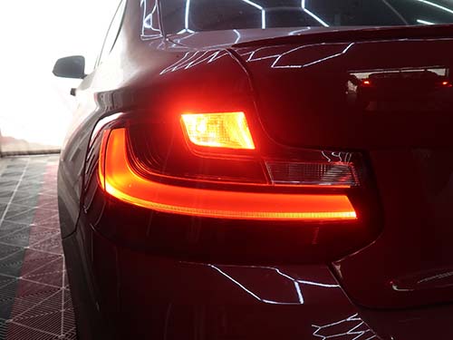 助手席側テールライトのすべての灯火が正常点灯