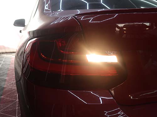 助手席側テールライトのすべての灯火が正常点灯