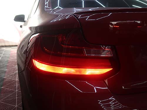 助手席側テールライトのすべての灯火が正常点灯