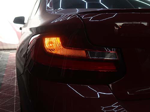 助手席側テールライトのすべての灯火が正常点灯