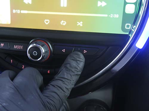 操作は純正コントローラー（ダイヤル）およびスイッチ