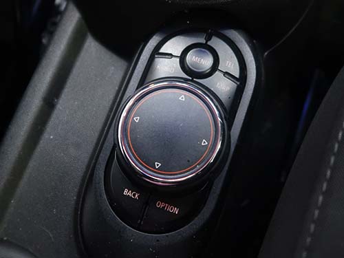 操作は純正コントローラー（ダイヤル）およびスイッチ