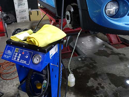 ATE製ブレーキ圧送機【FB-30SR】を使用して交換作業