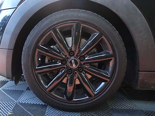 ホイール裏側まで徹底洗浄