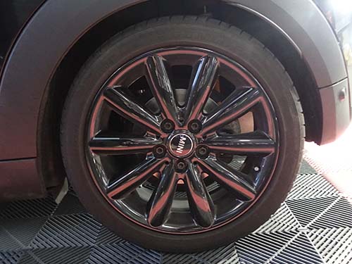 ホイール裏側まで徹底洗浄