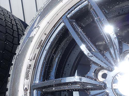 ホイール裏側まで専用クリーナーで洗浄