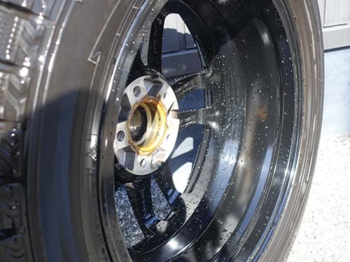 ホイール裏側まで専用クリーナーで洗浄